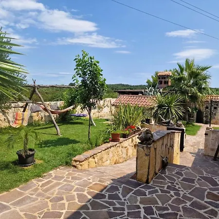 Schoenes Haus In Pomer Mit Privatem Parkplatz By Interhome Casa vacanze Medolino