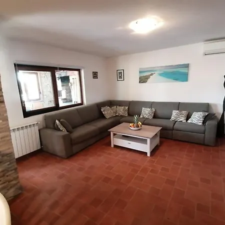 Casa vacanze Schoenes Haus In Pomer Mit Privatem Parkplatz By Interhome *