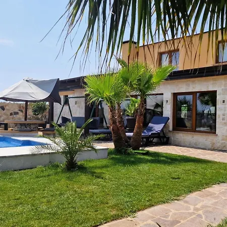 Schoenes Haus In Pomer Mit Privatem Parkplatz By Interhome Casa vacanze